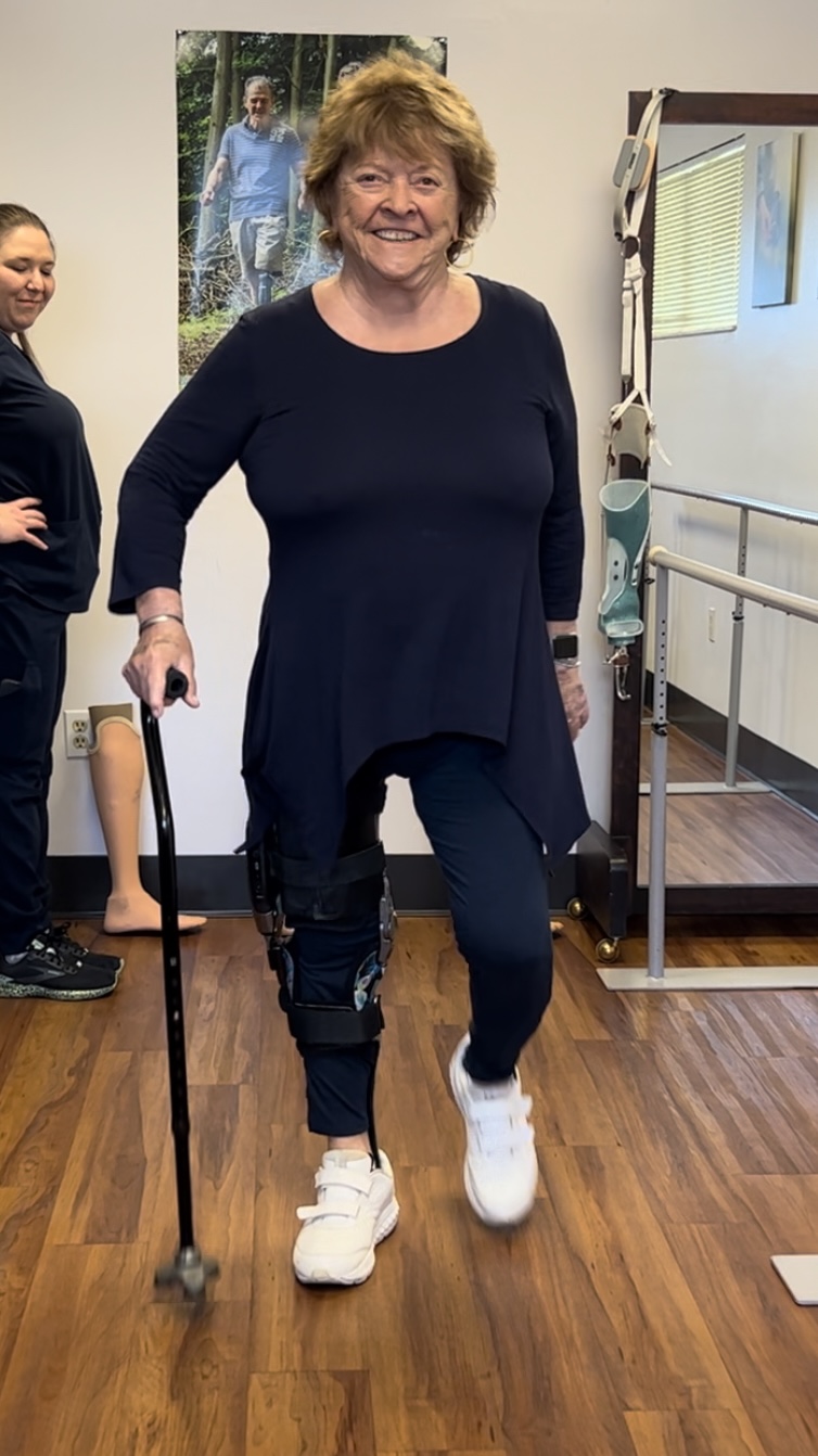 How to Walk in a Walking Boot Without Crutches – Freedom Leg brace